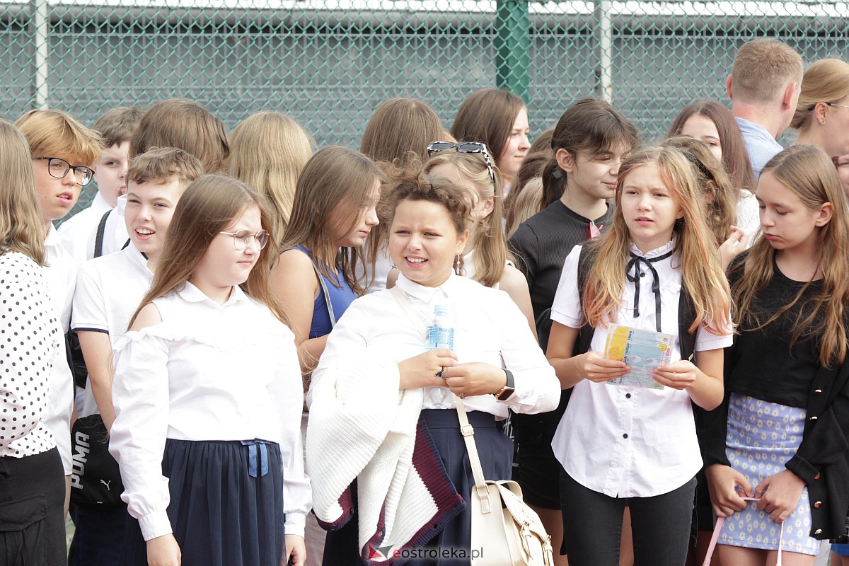 Rozpoczęcie roku szkolnego w Szkole Podstawowej nr 5 w Ostrołęce [04.09.2023] - zdjęcie #57 - eOstroleka.pl