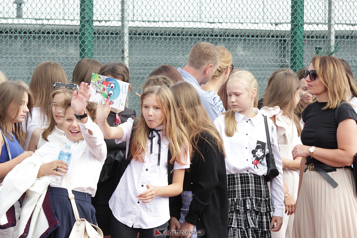 Rozpoczęcie roku szkolnego w Szkole Podstawowej nr 5 w Ostrołęce [04.09.2023] - zdjęcie #55 - eOstroleka.pl