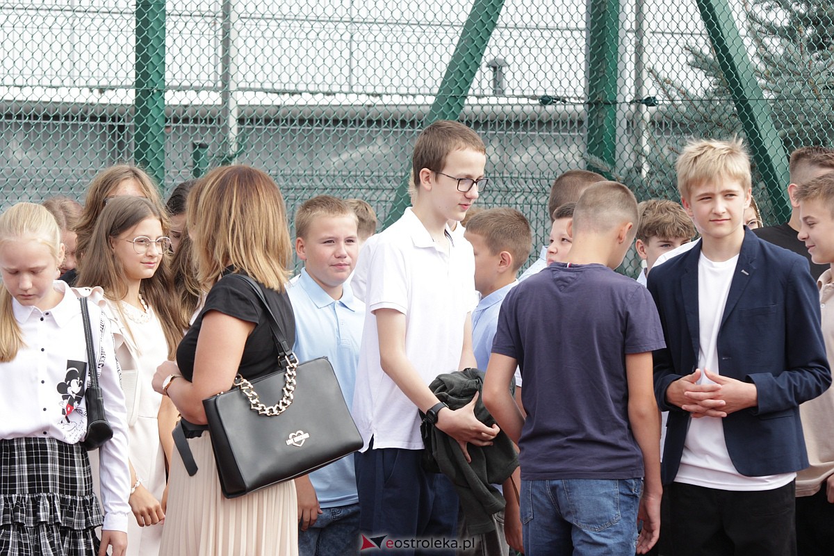Rozpoczęcie roku szkolnego w Szkole Podstawowej nr 5 w Ostrołęce [04.09.2023] - zdjęcie #53 - eOstroleka.pl