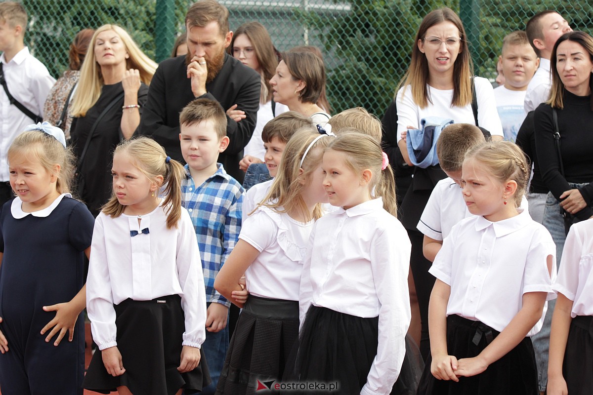 Rozpoczęcie roku szkolnego w Szkole Podstawowej nr 5 w Ostrołęce [04.09.2023] - zdjęcie #49 - eOstroleka.pl