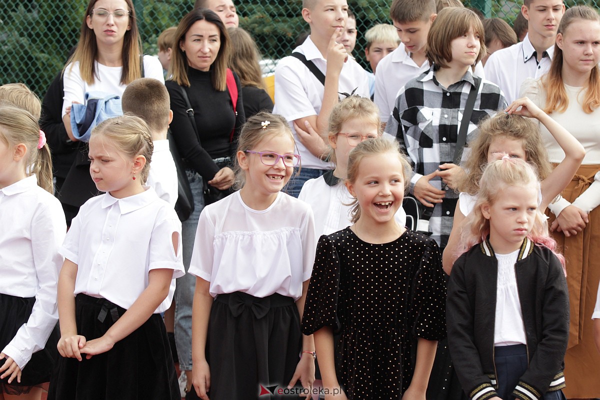 Rozpoczęcie roku szkolnego w Szkole Podstawowej nr 5 w Ostrołęce [04.09.2023] - zdjęcie #47 - eOstroleka.pl