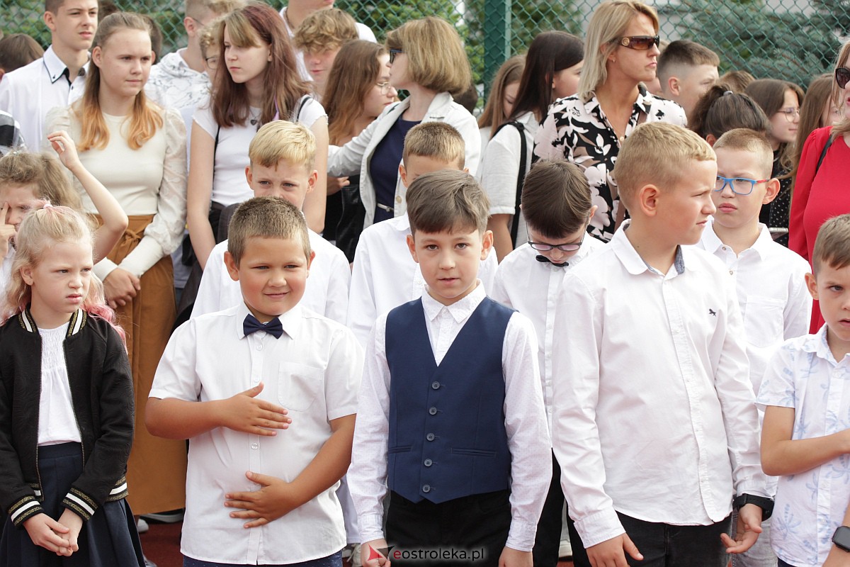 Rozpoczęcie roku szkolnego w Szkole Podstawowej nr 5 w Ostrołęce [04.09.2023] - zdjęcie #45 - eOstroleka.pl