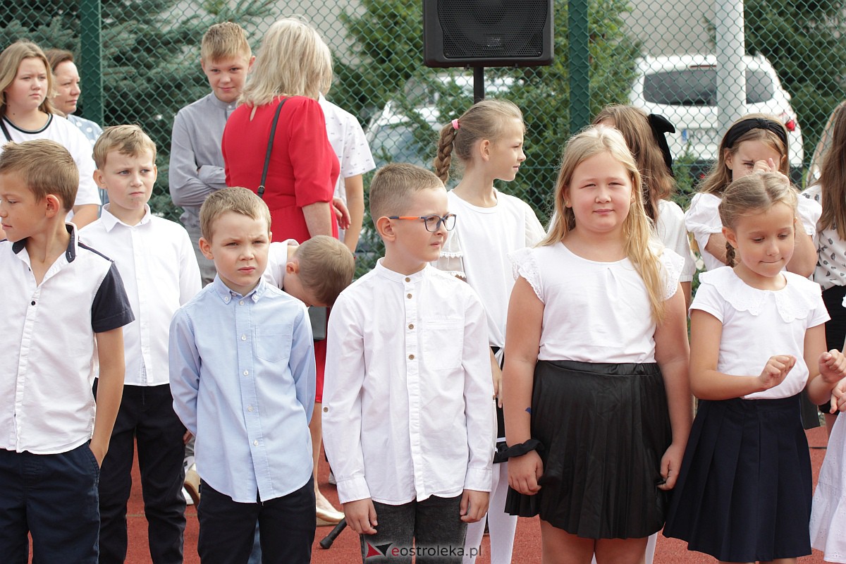 Rozpoczęcie roku szkolnego w Szkole Podstawowej nr 5 w Ostrołęce [04.09.2023] - zdjęcie #41 - eOstroleka.pl