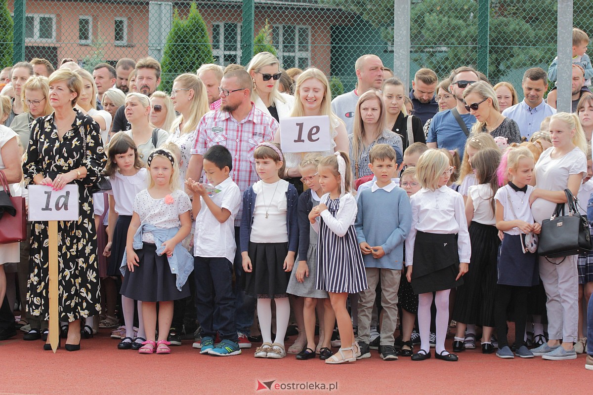 Rozpoczęcie roku szkolnego w Szkole Podstawowej nr 5 w Ostrołęce [04.09.2023] - zdjęcie #35 - eOstroleka.pl