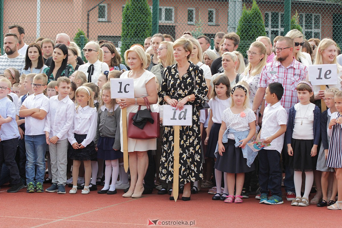 Rozpoczęcie roku szkolnego w Szkole Podstawowej nr 5 w Ostrołęce [04.09.2023] - zdjęcie #33 - eOstroleka.pl