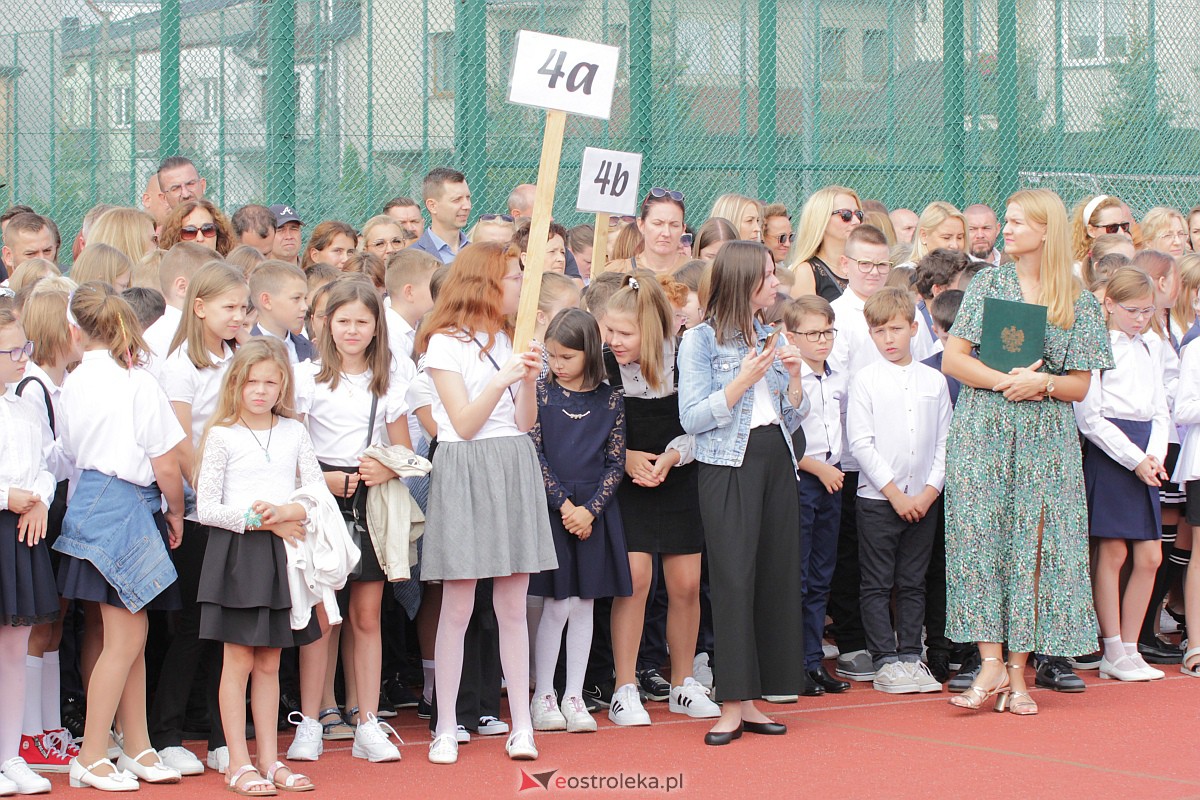 Rozpoczęcie roku szkolnego w Szkole Podstawowej nr 5 w Ostrołęce [04.09.2023] - zdjęcie #25 - eOstroleka.pl