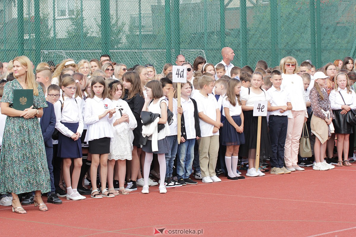 Rozpoczęcie roku szkolnego w Szkole Podstawowej nr 5 w Ostrołęce [04.09.2023] - zdjęcie #23 - eOstroleka.pl