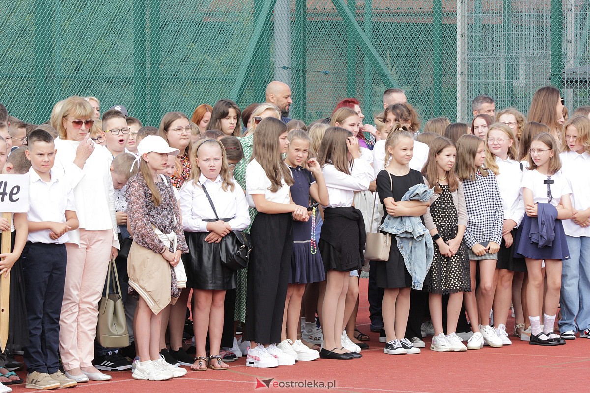 Rozpoczęcie roku szkolnego w Szkole Podstawowej nr 5 w Ostrołęce [04.09.2023] - zdjęcie #86 - eOstroleka.pl
