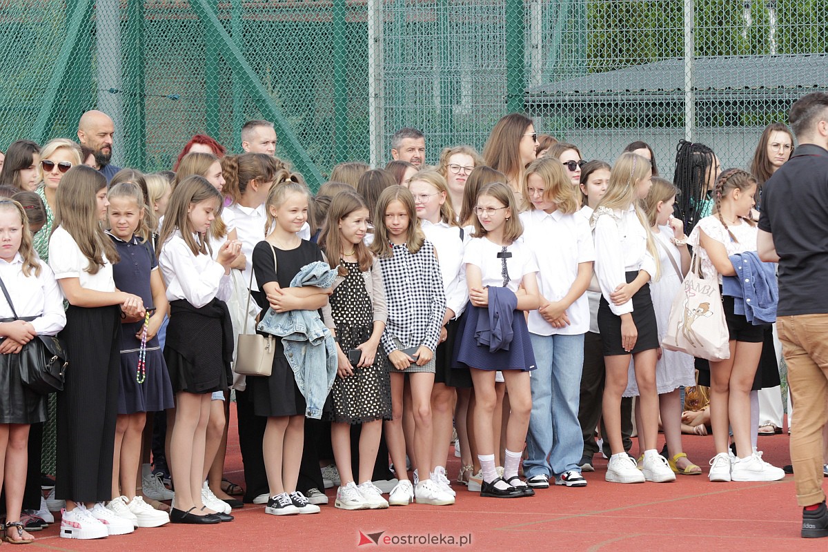 Rozpoczęcie roku szkolnego w Szkole Podstawowej nr 5 w Ostrołęce [04.09.2023] - zdjęcie #32 - eOstroleka.pl