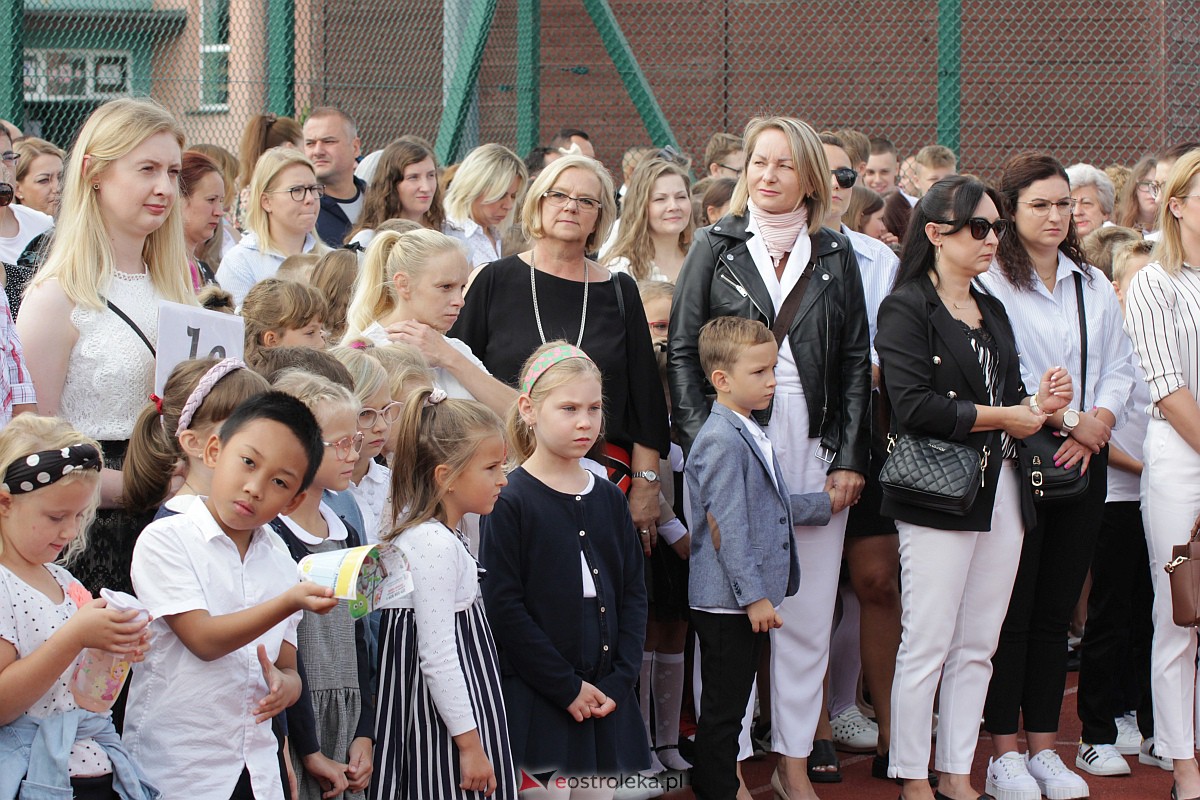 Rozpoczęcie roku szkolnego w Szkole Podstawowej nr 5 w Ostrołęce [04.09.2023] - zdjęcie #80 - eOstroleka.pl