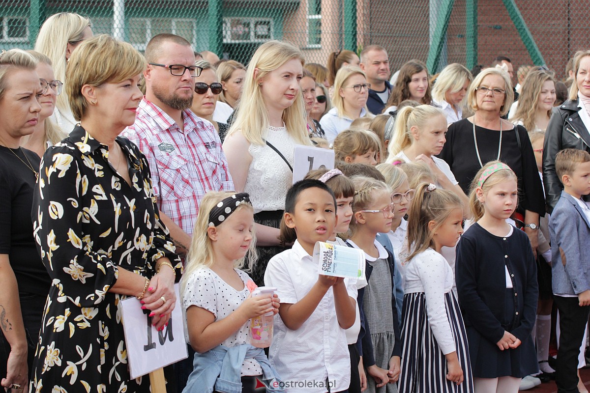 Rozpoczęcie roku szkolnego w Szkole Podstawowej nr 5 w Ostrołęce [04.09.2023] - zdjęcie #38 - eOstroleka.pl