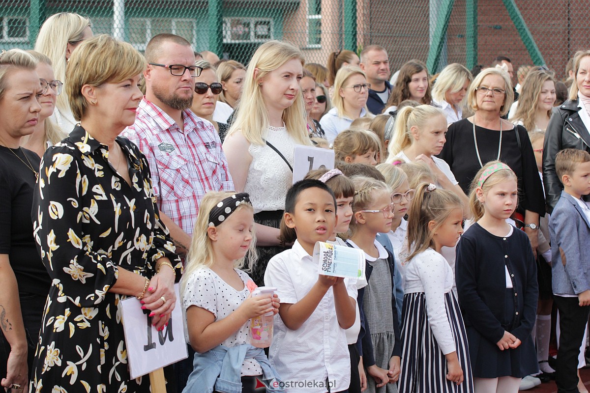 Rozpoczęcie roku szkolnego w Szkole Podstawowej nr 5 w Ostrołęce [04.09.2023] - zdjęcie #78 - eOstroleka.pl