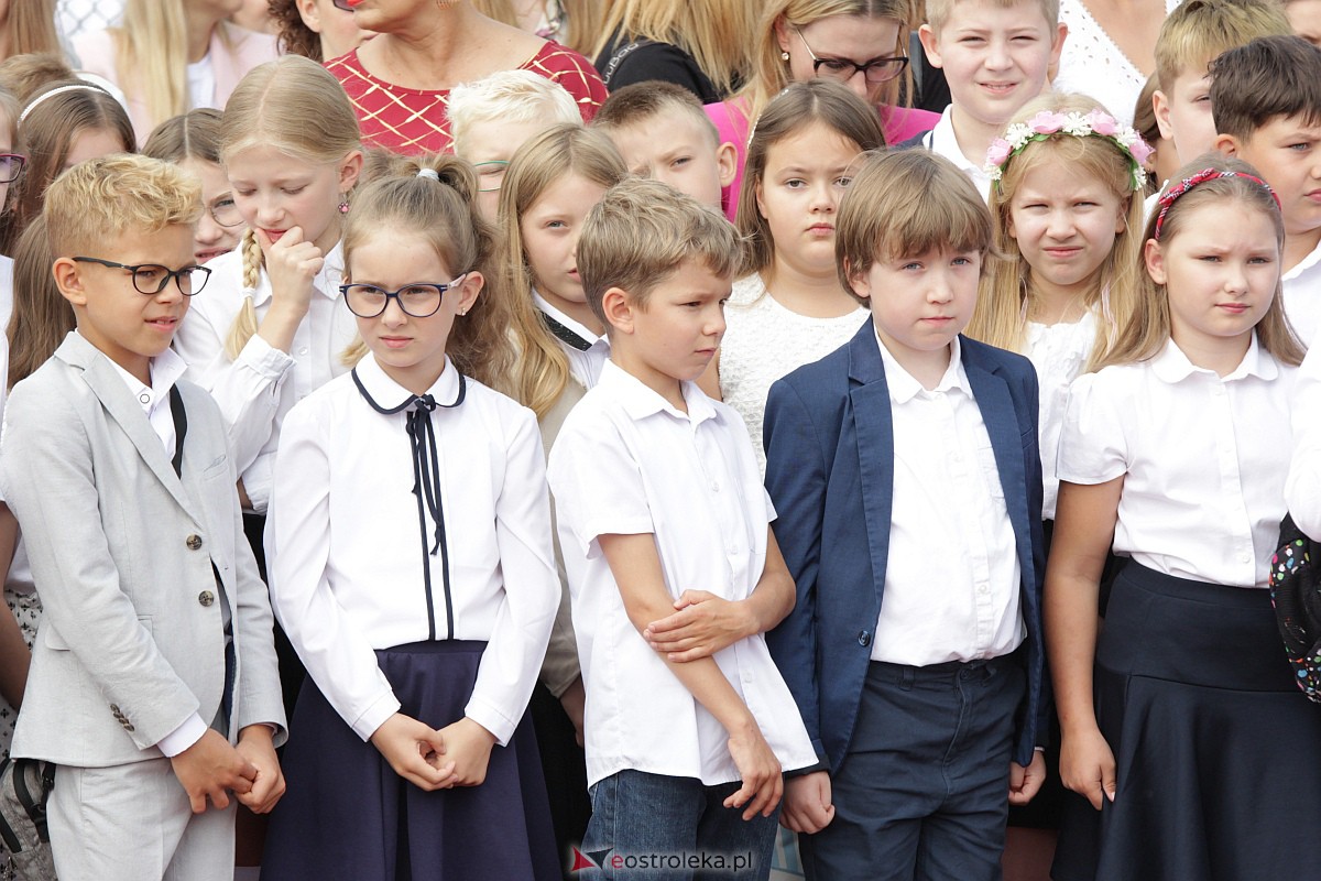 Rozpoczęcie roku szkolnego w Szkole Podstawowej nr 5 w Ostrołęce [04.09.2023] - zdjęcie #76 - eOstroleka.pl