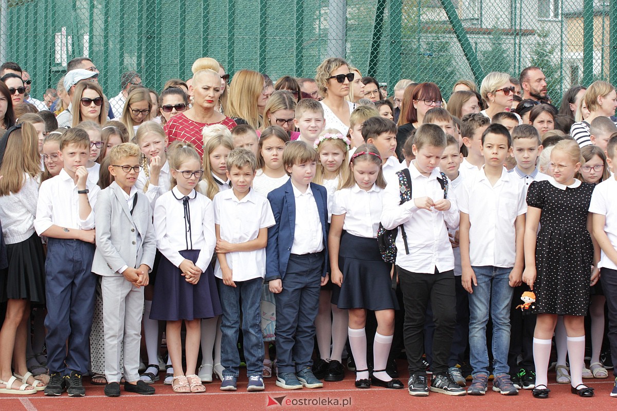 Rozpoczęcie roku szkolnego w Szkole Podstawowej nr 5 w Ostrołęce [04.09.2023] - zdjęcie #74 - eOstroleka.pl