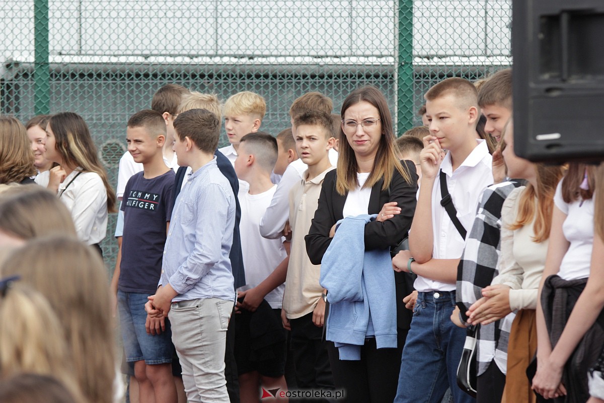 Rozpoczęcie roku szkolnego w Szkole Podstawowej nr 5 w Ostrołęce [04.09.2023] - zdjęcie #70 - eOstroleka.pl