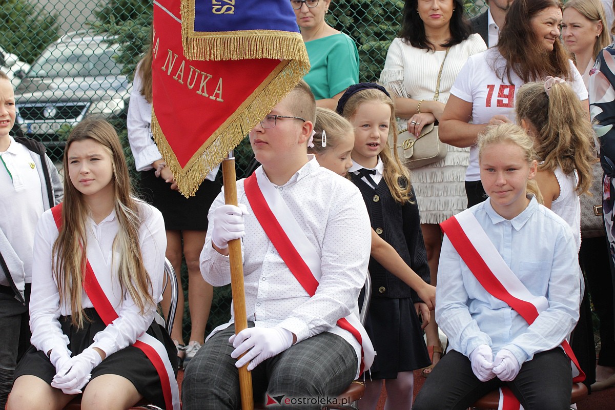 Rozpoczęcie roku szkolnego w Szkole Podstawowej nr 5 w Ostrołęce [04.09.2023] - zdjęcie #64 - eOstroleka.pl