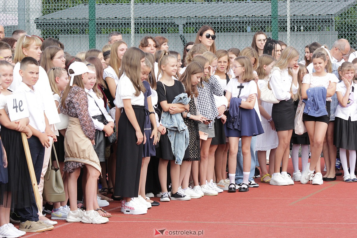 Rozpoczęcie roku szkolnego w Szkole Podstawowej nr 5 w Ostrołęce [04.09.2023] - zdjęcie #60 - eOstroleka.pl