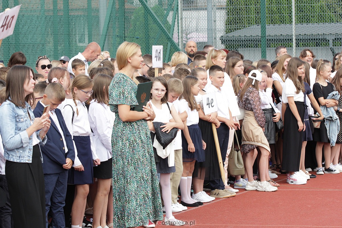Rozpoczęcie roku szkolnego w Szkole Podstawowej nr 5 w Ostrołęce [04.09.2023] - zdjęcie #58 - eOstroleka.pl