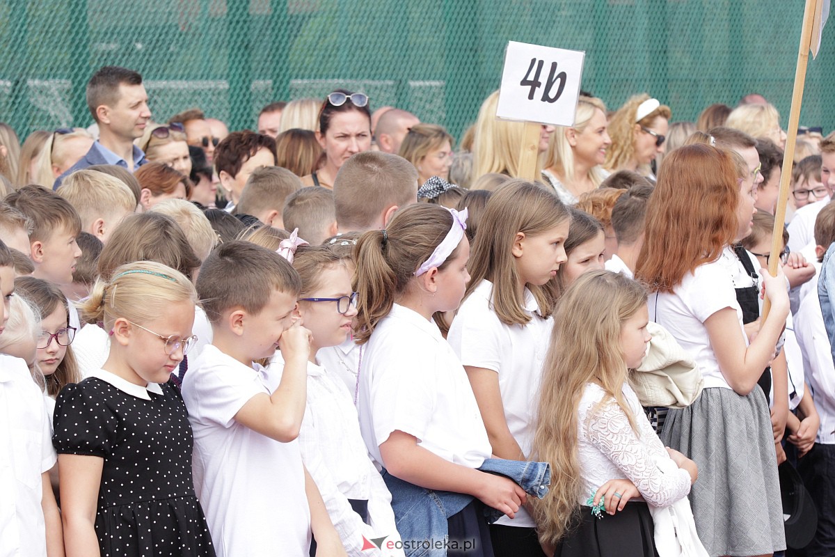 Rozpoczęcie roku szkolnego w Szkole Podstawowej nr 5 w Ostrołęce [04.09.2023] - zdjęcie #54 - eOstroleka.pl