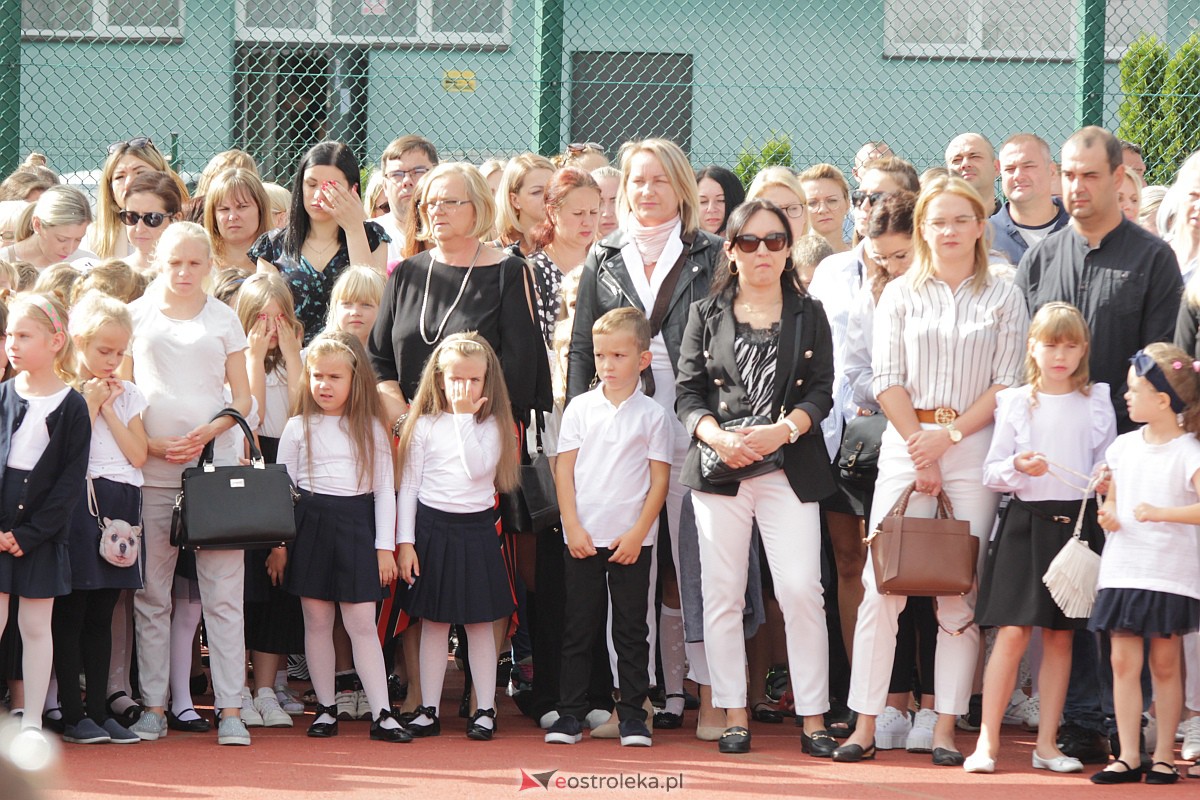 Rozpoczęcie roku szkolnego w Szkole Podstawowej nr 5 w Ostrołęce [04.09.2023] - zdjęcie #52 - eOstroleka.pl
