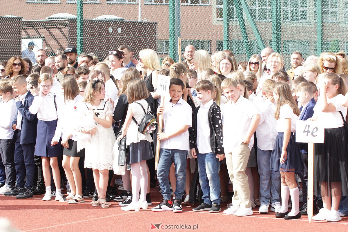Rozpoczęcie roku szkolnego w Szkole Podstawowej nr 5 w Ostrołęce [04.09.2023] - zdjęcie #50 - eOstroleka.pl