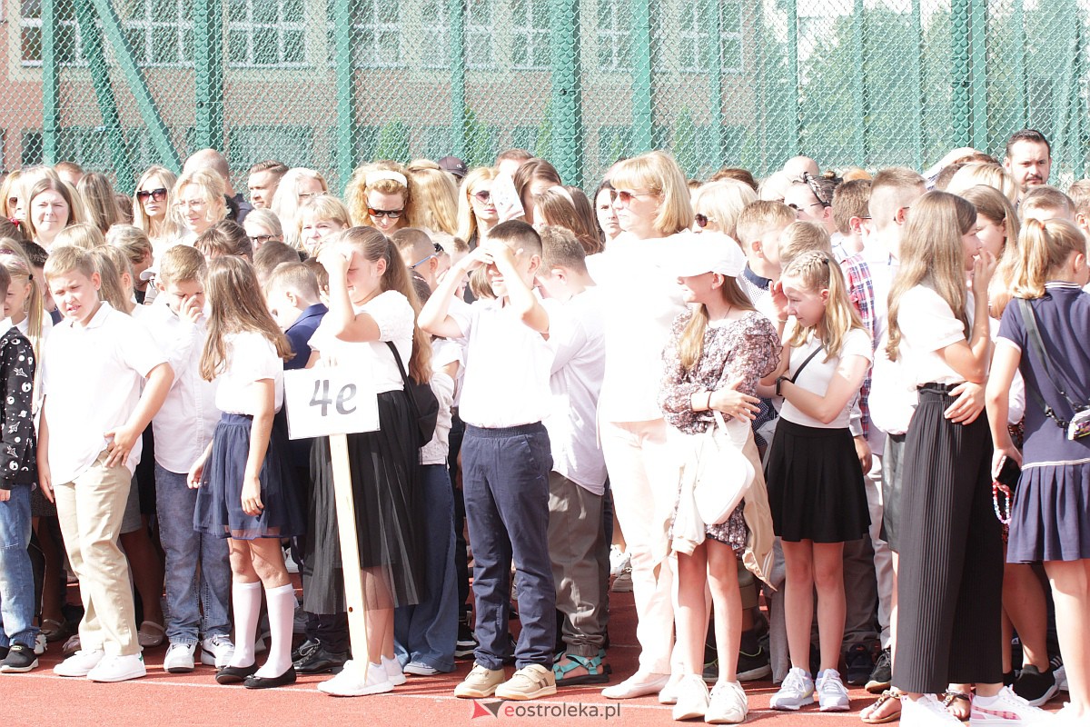 Rozpoczęcie roku szkolnego w Szkole Podstawowej nr 5 w Ostrołęce [04.09.2023] - zdjęcie #48 - eOstroleka.pl