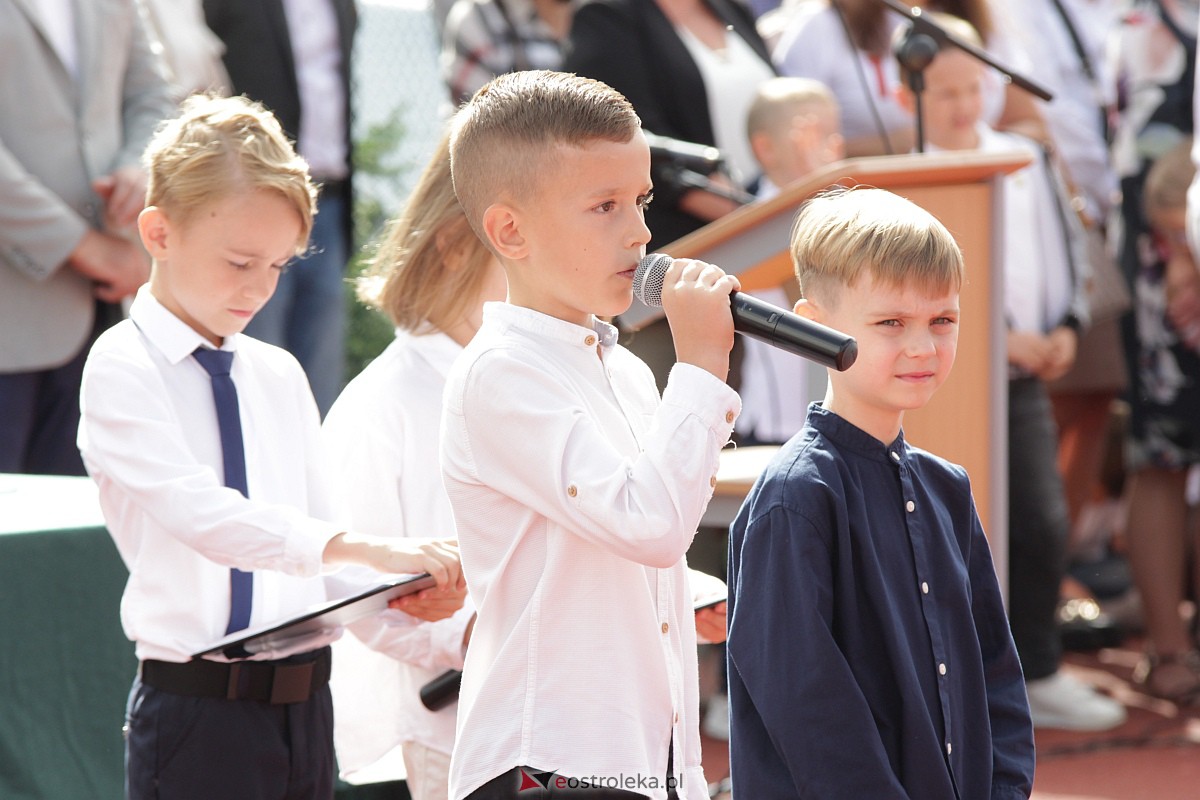 Rozpoczęcie roku szkolnego w Szkole Podstawowej nr 5 w Ostrołęce [04.09.2023] - zdjęcie #44 - eOstroleka.pl