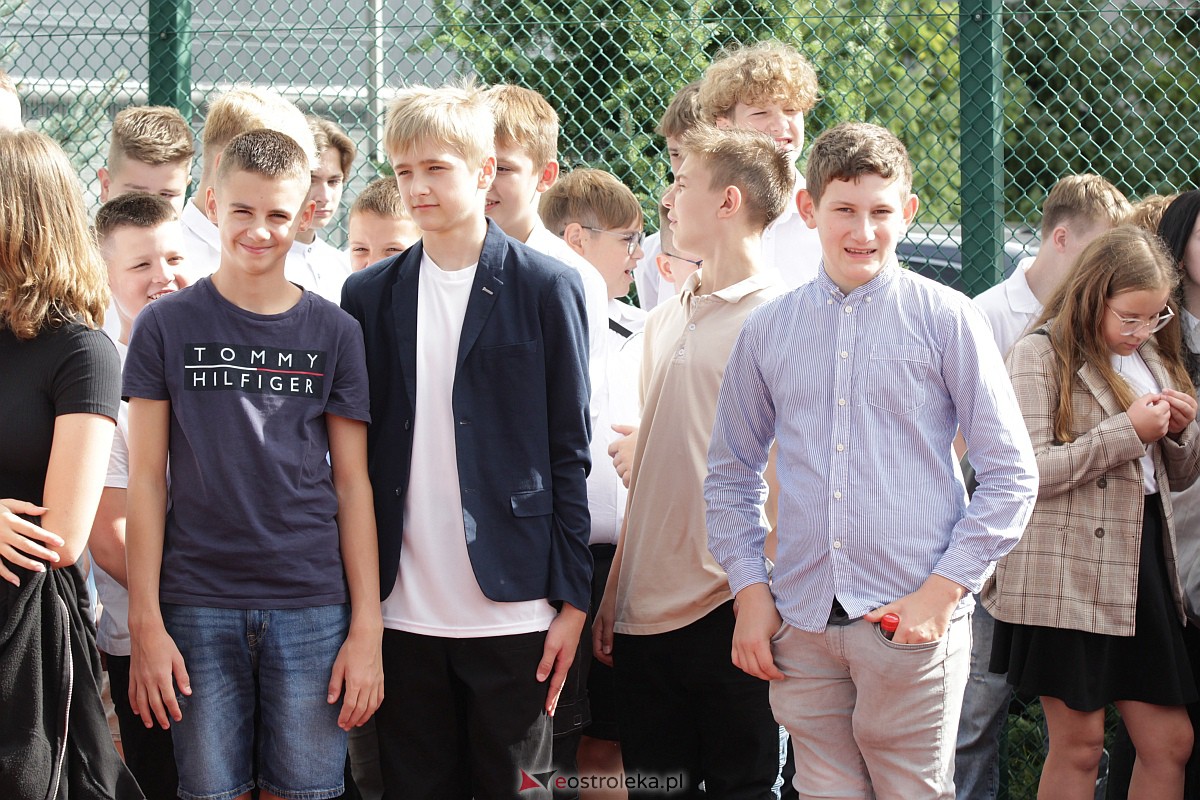 Rozpoczęcie roku szkolnego w Szkole Podstawowej nr 5 w Ostrołęce [04.09.2023] - zdjęcie #42 - eOstroleka.pl