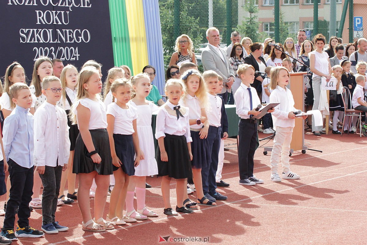 Rozpoczęcie roku szkolnego w Szkole Podstawowej nr 5 w Ostrołęce [04.09.2023] - zdjęcie #40 - eOstroleka.pl