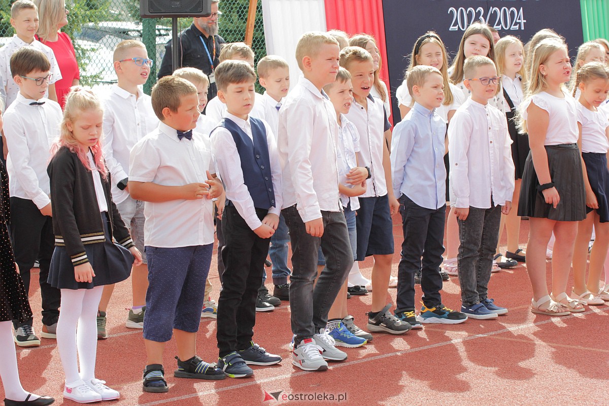 Rozpoczęcie roku szkolnego w Szkole Podstawowej nr 5 w Ostrołęce [04.09.2023] - zdjęcie #38 - eOstroleka.pl