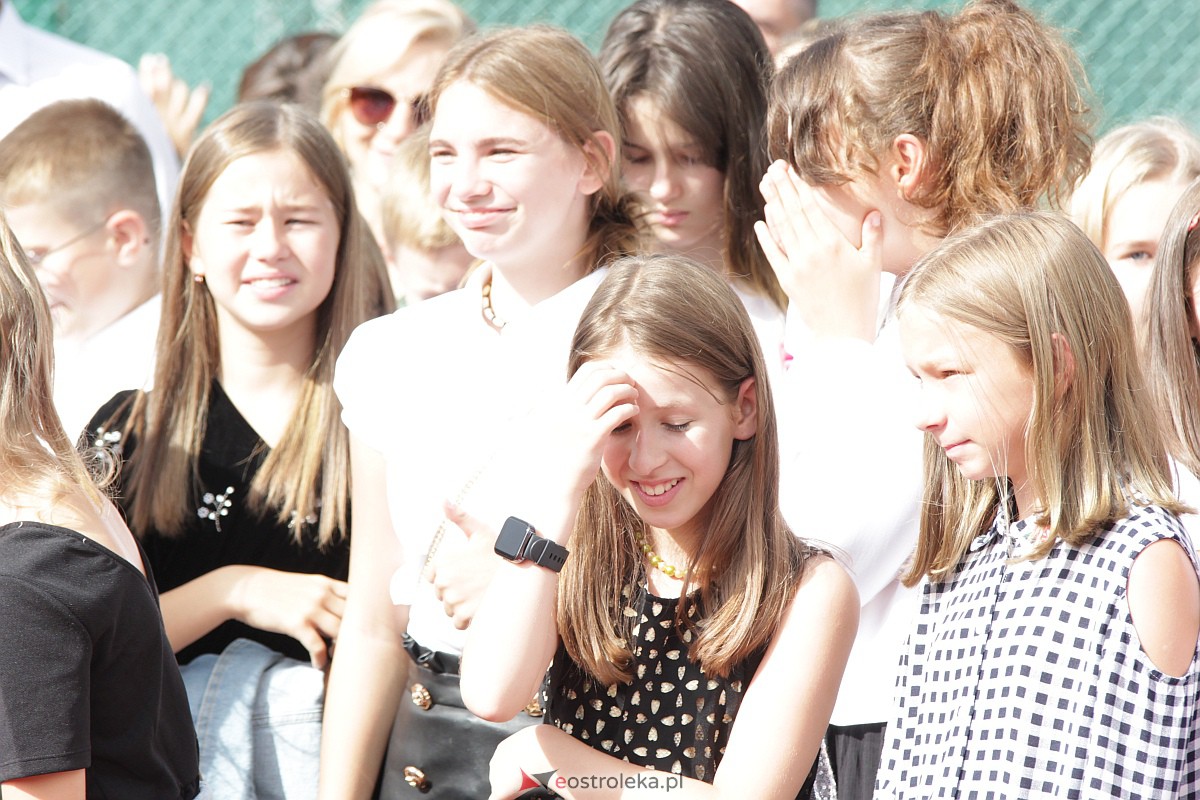 Rozpoczęcie roku szkolnego w Szkole Podstawowej nr 5 w Ostrołęce [04.09.2023] - zdjęcie #36 - eOstroleka.pl