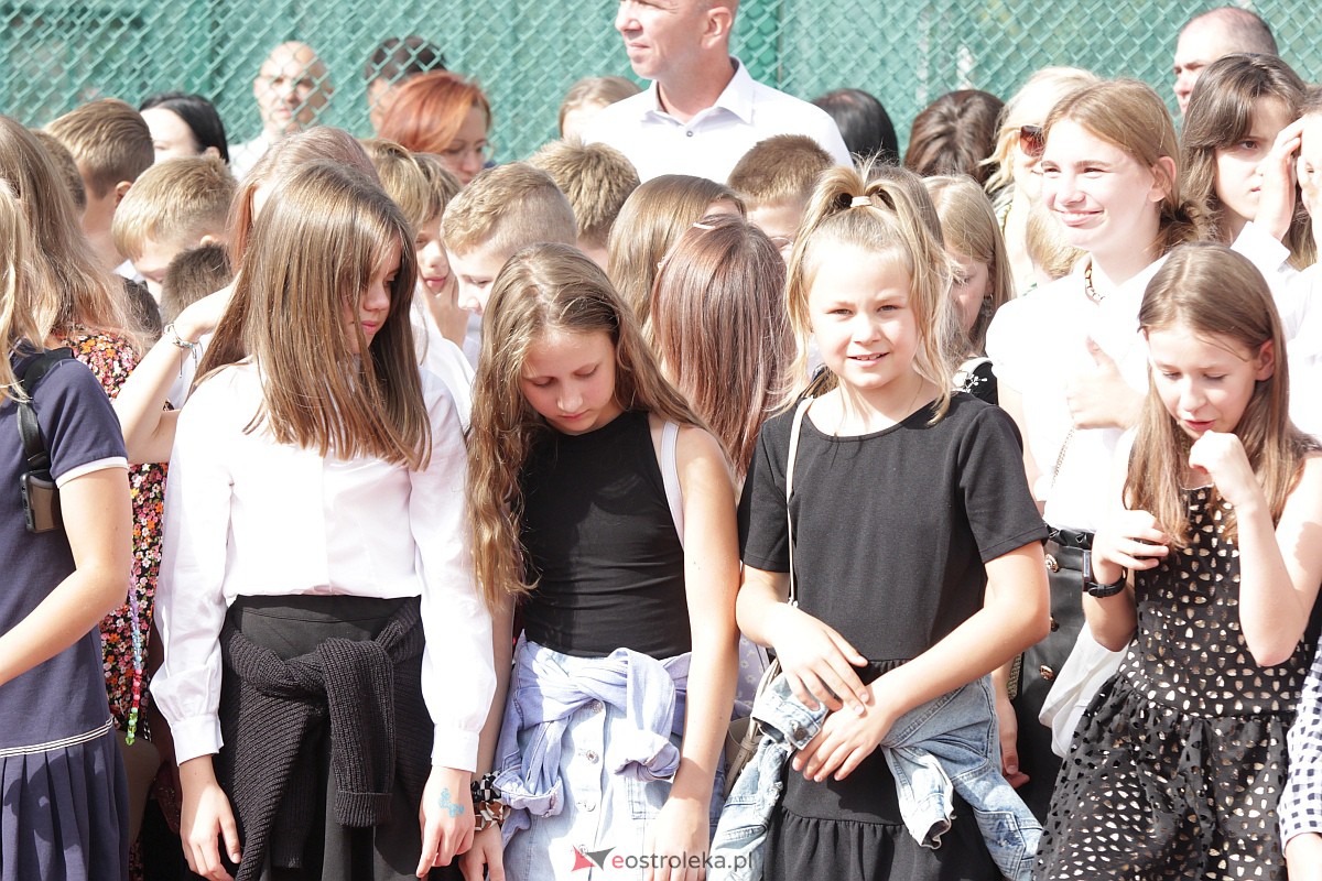 Rozpoczęcie roku szkolnego w Szkole Podstawowej nr 5 w Ostrołęce [04.09.2023] - zdjęcie #34 - eOstroleka.pl