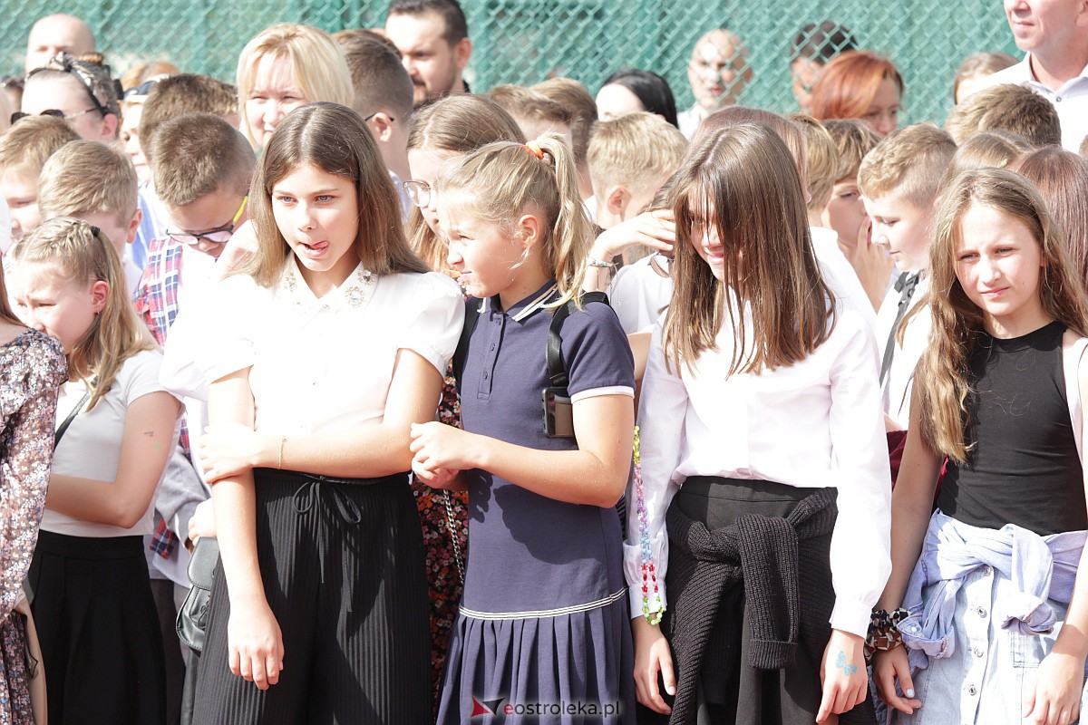 Rozpoczęcie roku szkolnego w Szkole Podstawowej nr 5 w Ostrołęce [04.09.2023] - zdjęcie #32 - eOstroleka.pl