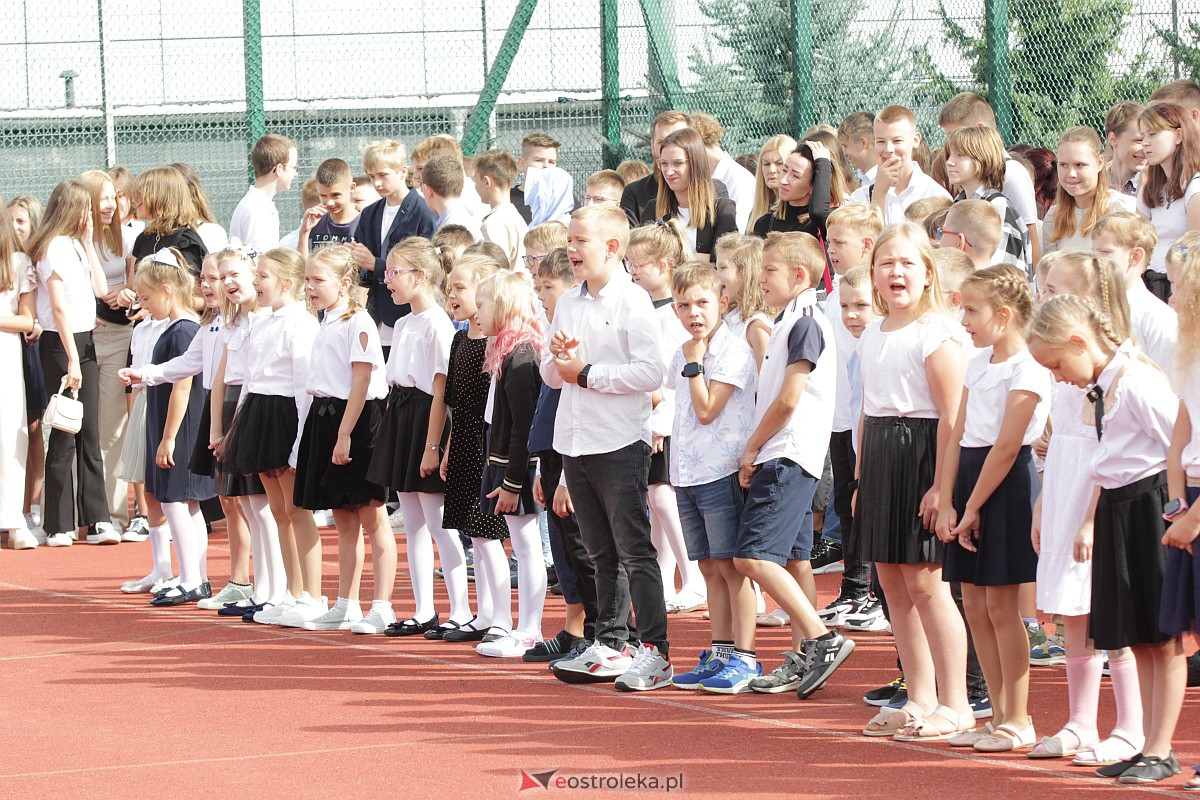 Rozpoczęcie roku szkolnego w Szkole Podstawowej nr 5 w Ostrołęce [04.09.2023] - zdjęcie #30 - eOstroleka.pl