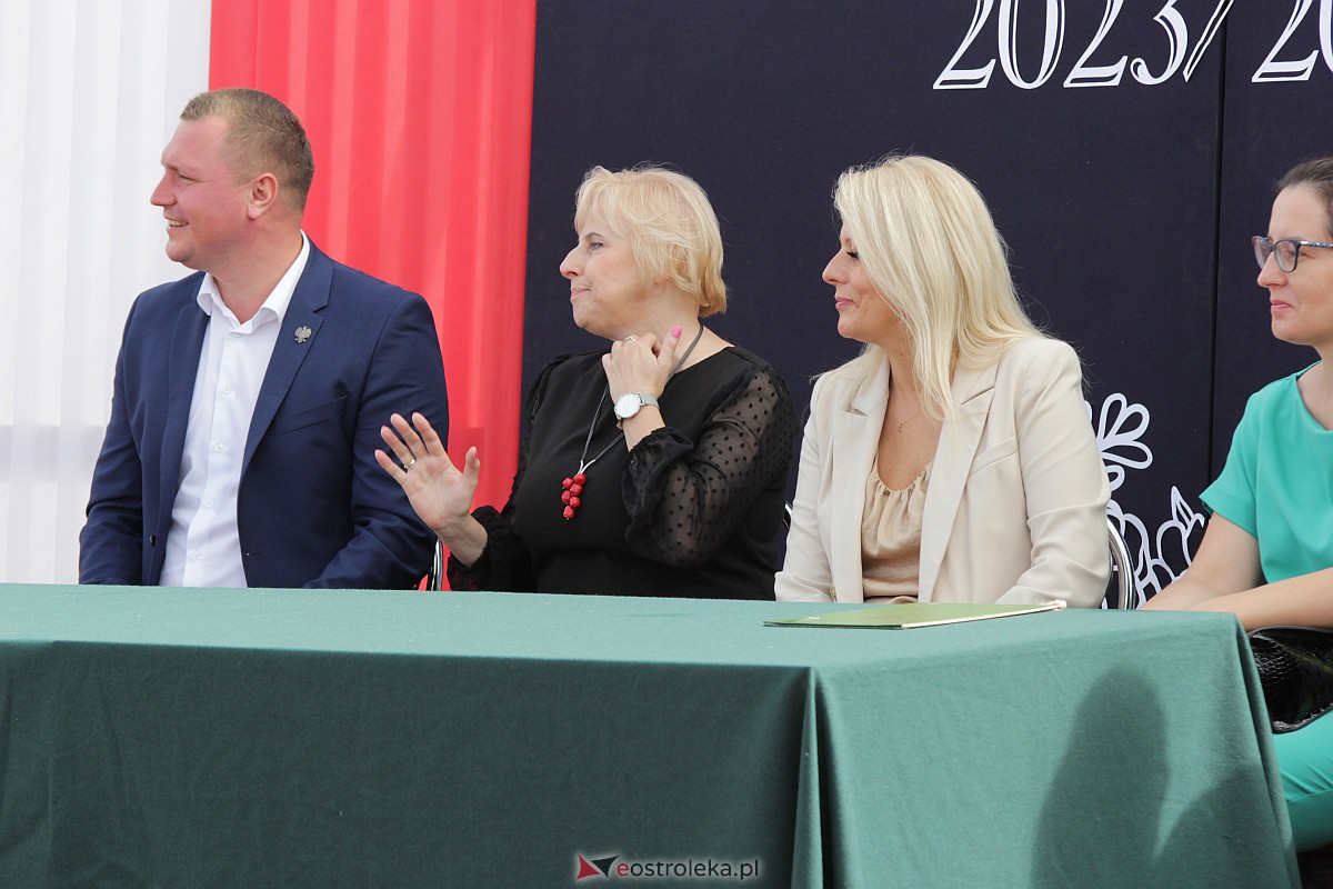 Rozpoczęcie roku szkolnego w Szkole Podstawowej nr 5 w Ostrołęce [04.09.2023] - zdjęcie #28 - eOstroleka.pl