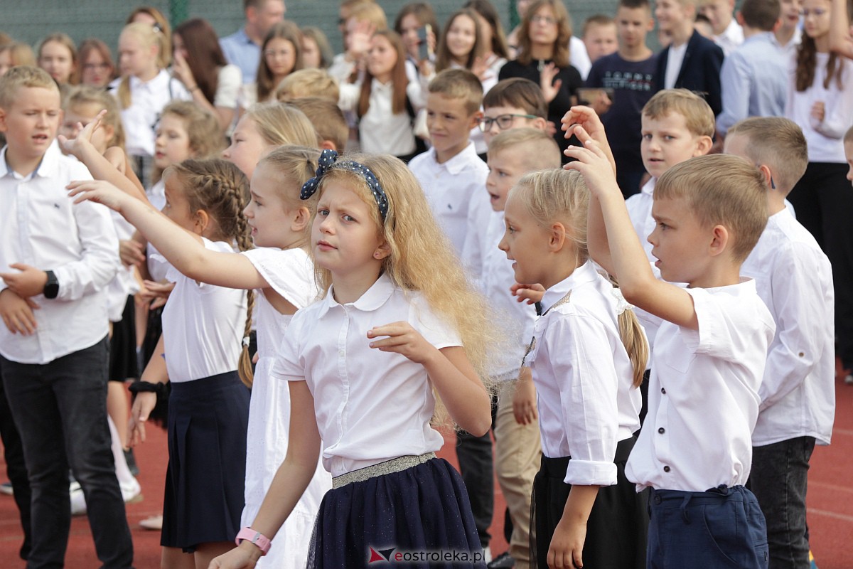 Rozpoczęcie roku szkolnego w Szkole Podstawowej nr 5 w Ostrołęce [04.09.2023] - zdjęcie #26 - eOstroleka.pl
