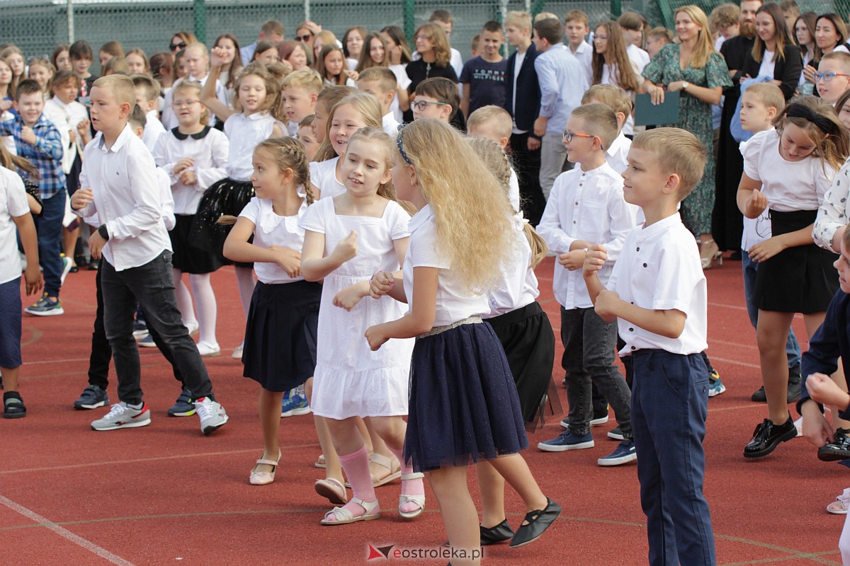 Rozpoczęcie roku szkolnego w Szkole Podstawowej nr 5 w Ostrołęce [04.09.2023] - zdjęcie #19 - eOstroleka.pl