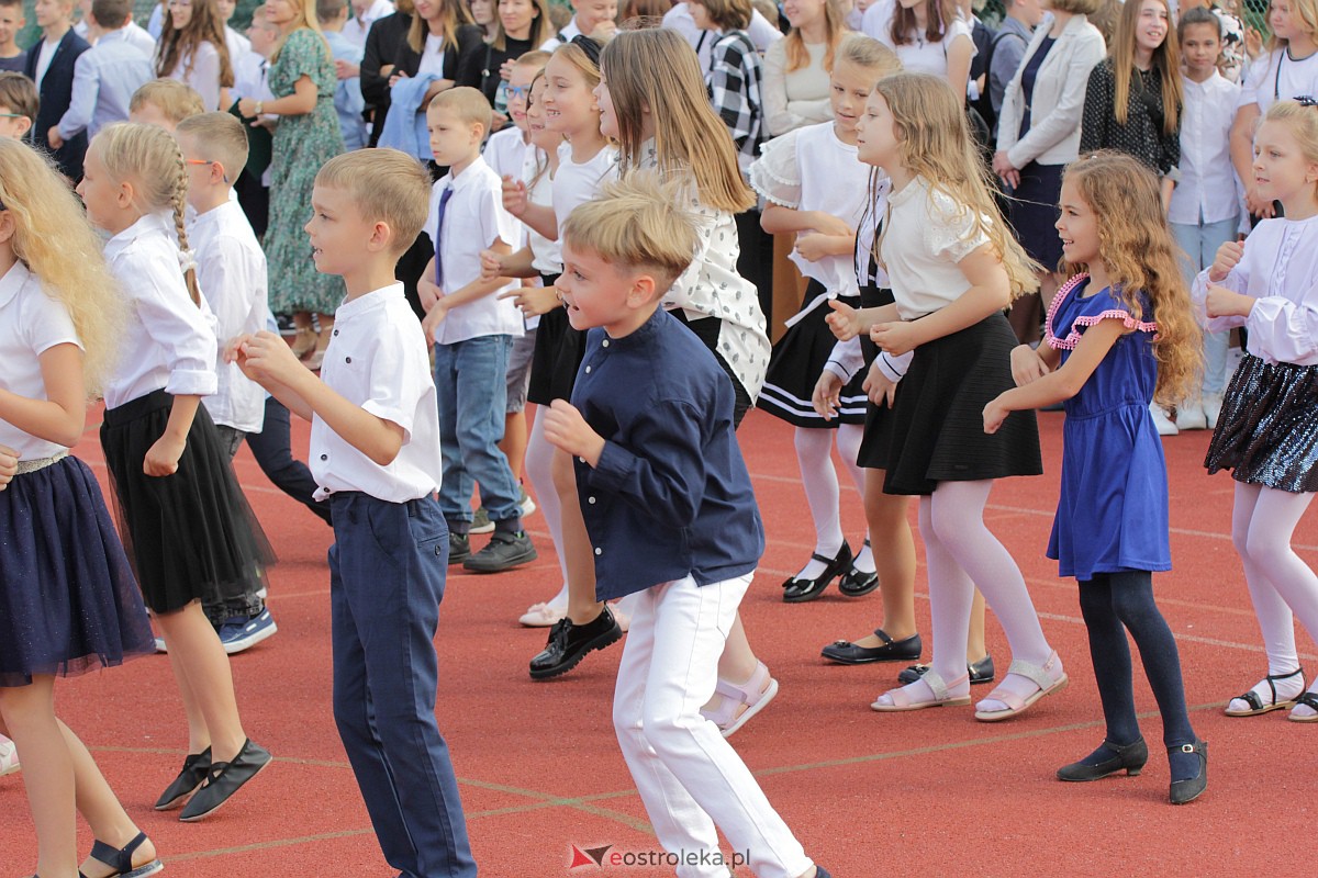 Rozpoczęcie roku szkolnego w Szkole Podstawowej nr 5 w Ostrołęce [04.09.2023] - zdjęcie #18 - eOstroleka.pl