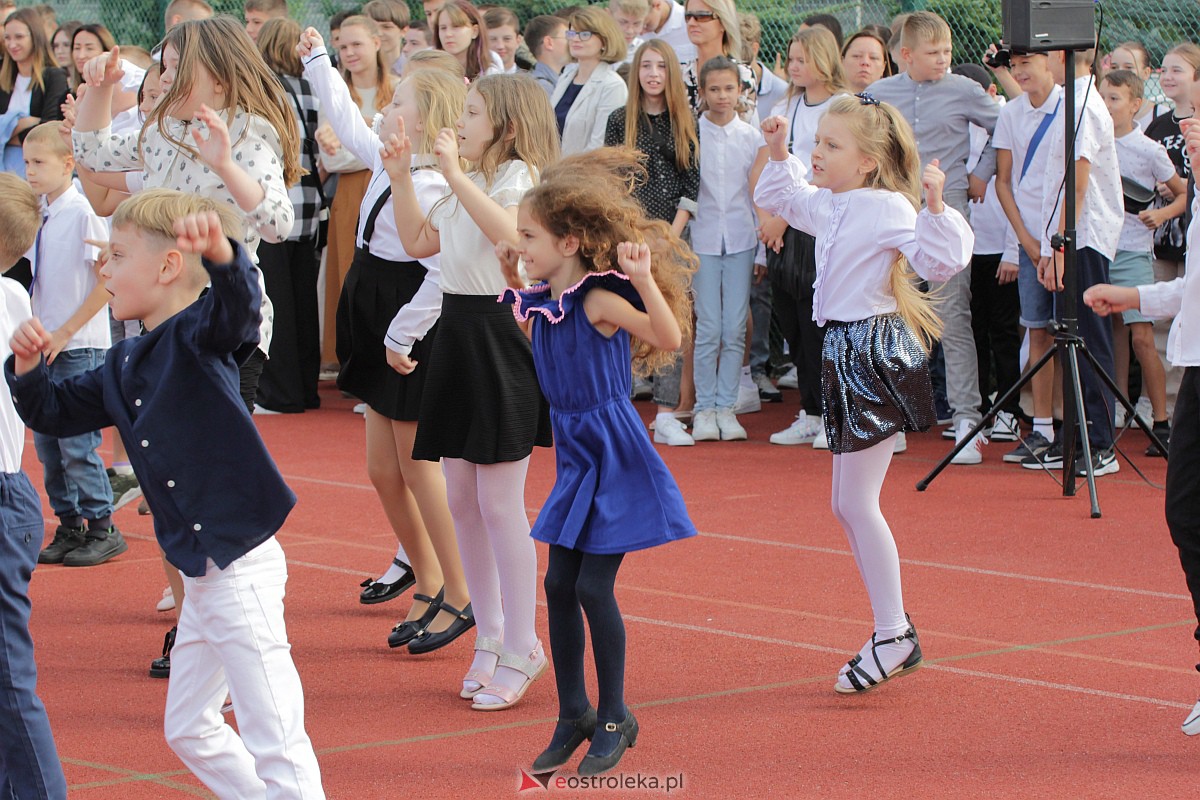 Rozpoczęcie roku szkolnego w Szkole Podstawowej nr 5 w Ostrołęce [04.09.2023] - zdjęcie #17 - eOstroleka.pl