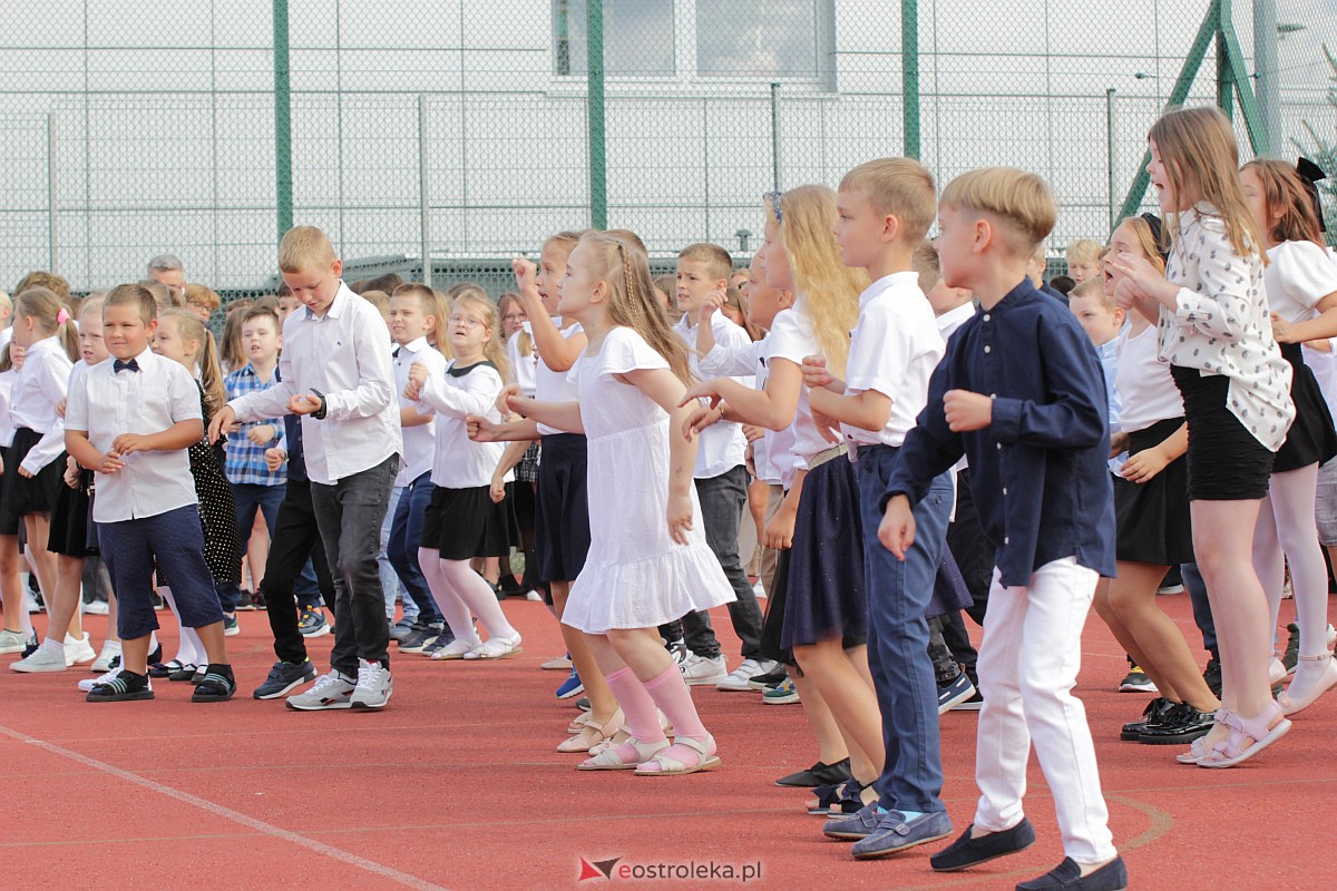 Rozpoczęcie roku szkolnego w Szkole Podstawowej nr 5 w Ostrołęce [04.09.2023] - zdjęcie #16 - eOstroleka.pl