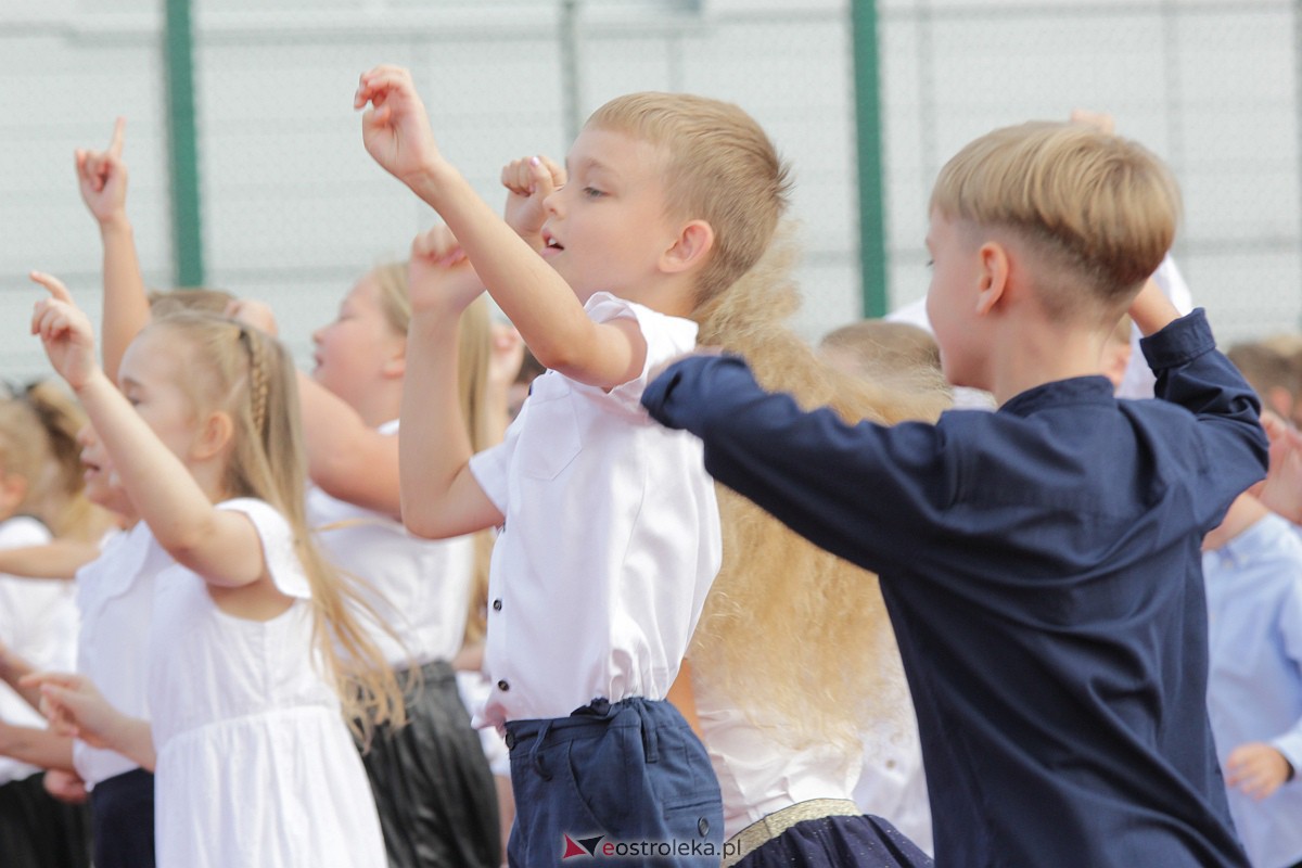 Rozpoczęcie roku szkolnego w Szkole Podstawowej nr 5 w Ostrołęce [04.09.2023] - zdjęcie #15 - eOstroleka.pl