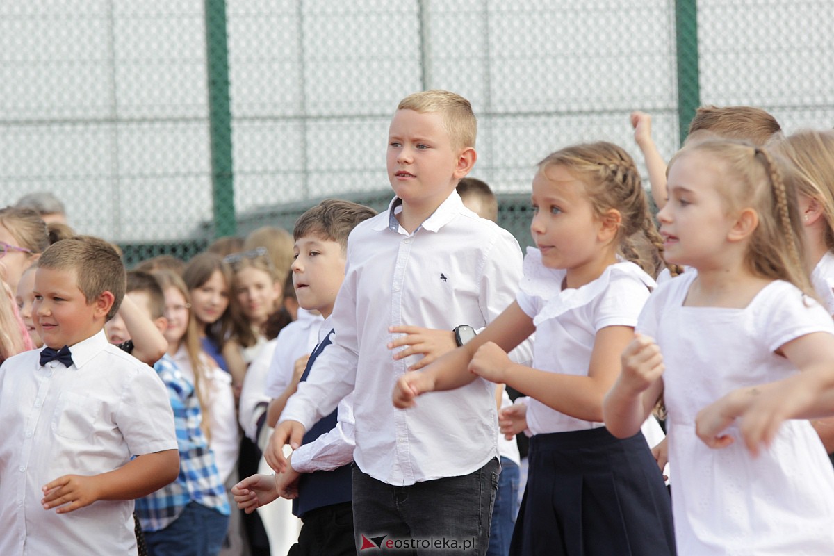 Rozpoczęcie roku szkolnego w Szkole Podstawowej nr 5 w Ostrołęce [04.09.2023] - zdjęcie #14 - eOstroleka.pl