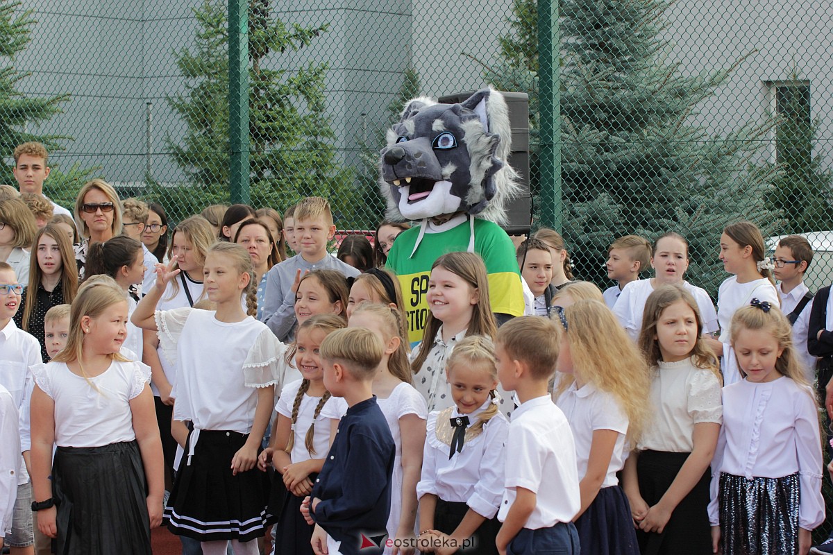 Rozpoczęcie roku szkolnego w Szkole Podstawowej nr 5 w Ostrołęce [04.09.2023] - zdjęcie #6 - eOstroleka.pl