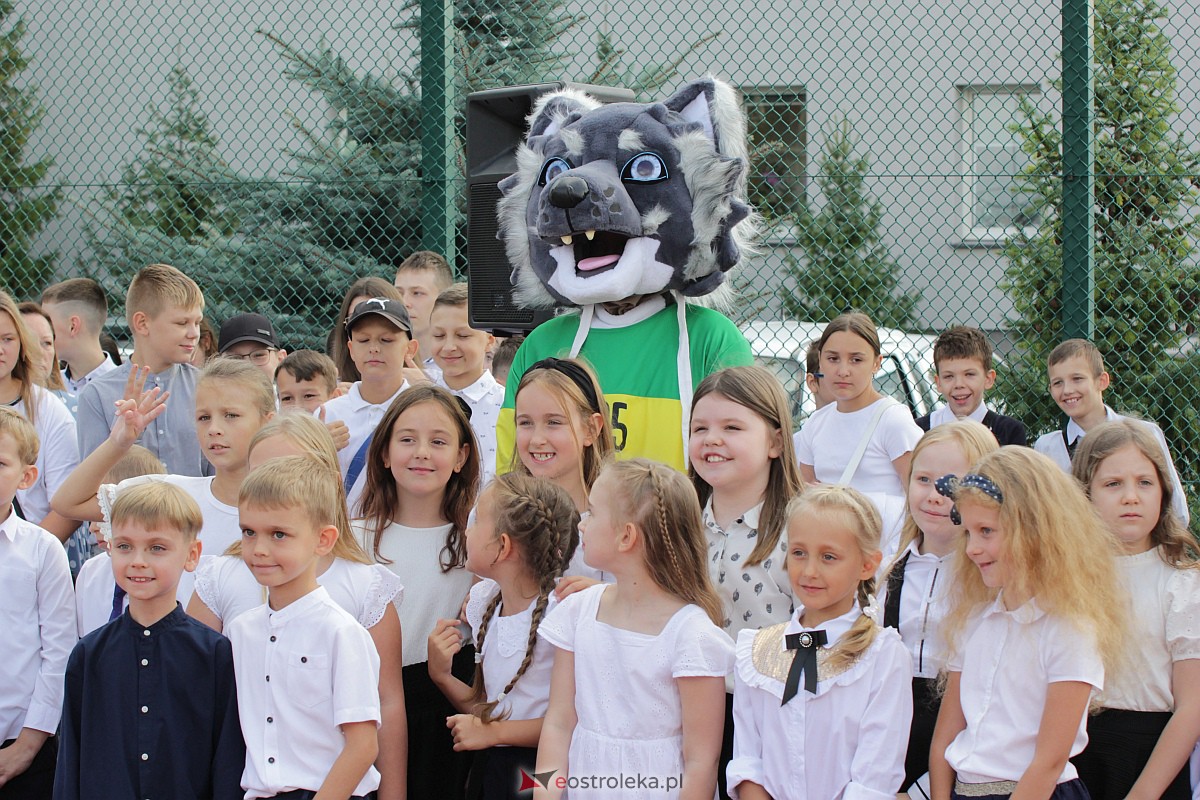 Rozpoczęcie roku szkolnego w Szkole Podstawowej nr 5 w Ostrołęce [04.09.2023] - zdjęcie #5 - eOstroleka.pl