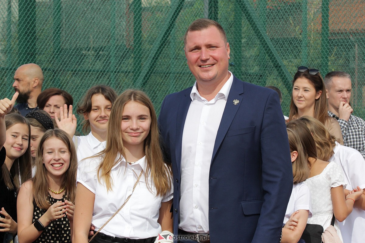 Rozpoczęcie roku szkolnego w Szkole Podstawowej nr 5 w Ostrołęce [04.09.2023] - zdjęcie #4 - eOstroleka.pl