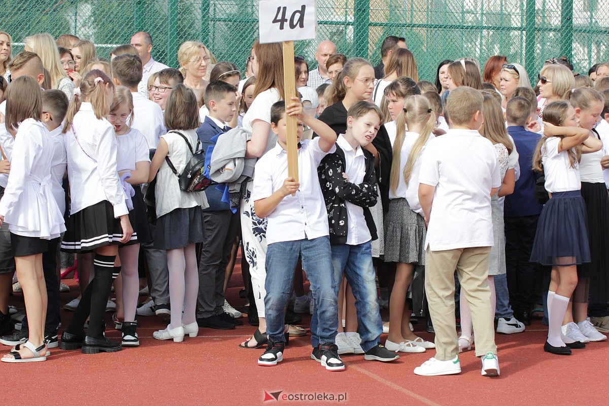 Rozpoczęcie roku szkolnego w Szkole Podstawowej nr 5 w Ostrołęce [04.09.2023] - zdjęcie #3 - eOstroleka.pl
