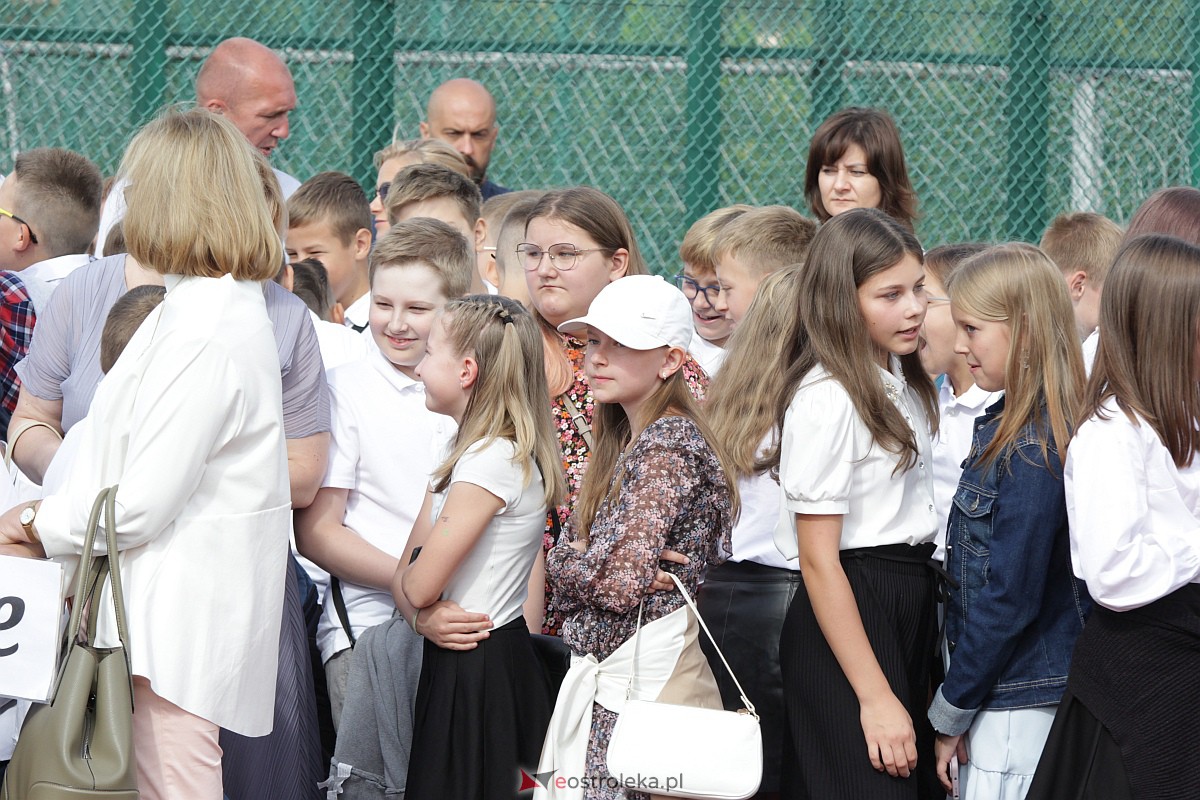 Rozpoczęcie roku szkolnego w Szkole Podstawowej nr 5 w Ostrołęce [04.09.2023] - zdjęcie #2 - eOstroleka.pl