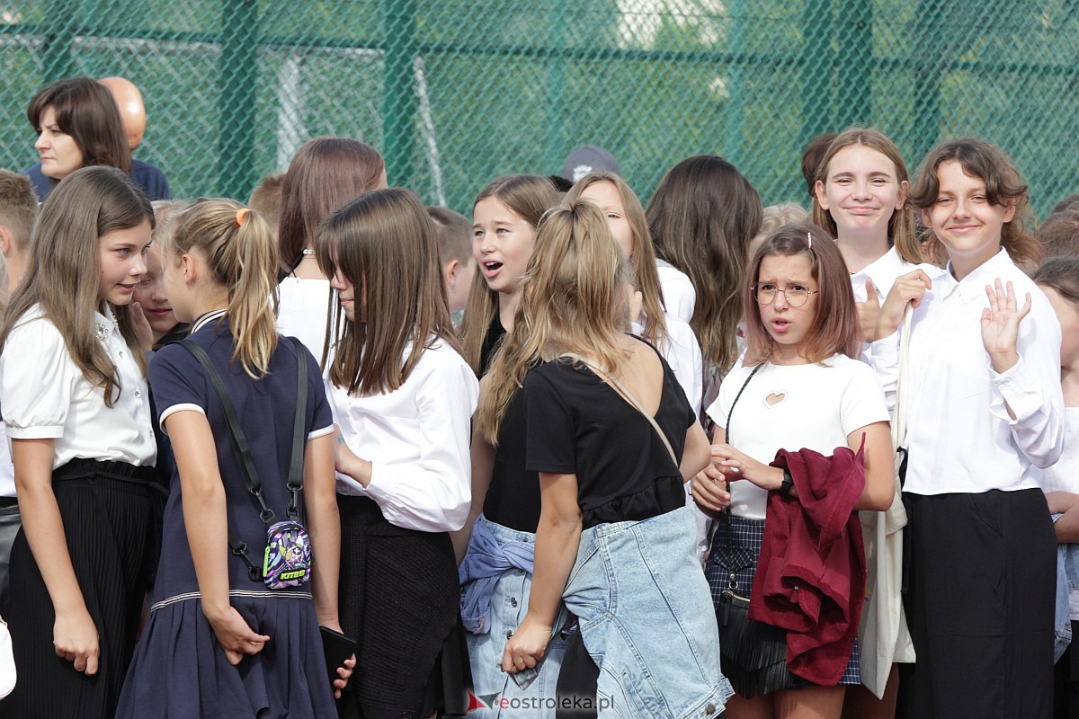 Rozpoczęcie roku szkolnego w Szkole Podstawowej nr 5 w Ostrołęce [04.09.2023] - zdjęcie #1 - eOstroleka.pl