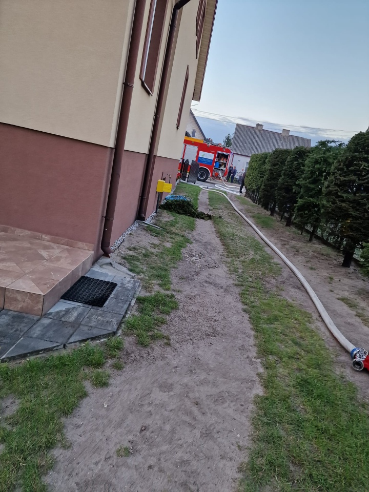 Pożar w Kadzidle. Cztery osoby ewakuowały się z zadymionego budynku [04.09.2023] - zdjęcie #3 - eOstroleka.pl
