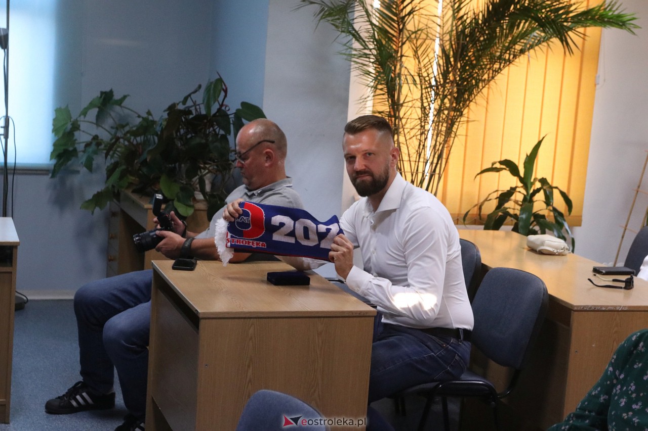 Spotkanie z Przemysławem Świerczem w Ostrołęce [07.09.2023] - zdjęcie #11 - eOstroleka.pl